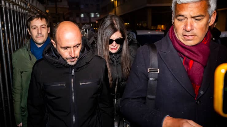 Jacques et Jessica Moretti sont arrivés au Ministère public, entourés de leurs avocats, dont Patrick Michod et Nicola Meier.