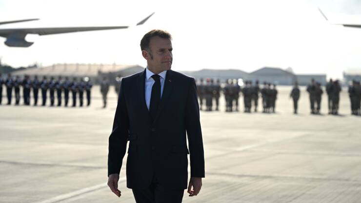 Emmanuel Macron lors d'une revue des troupes jeudi à la base aérienne d'Istres.