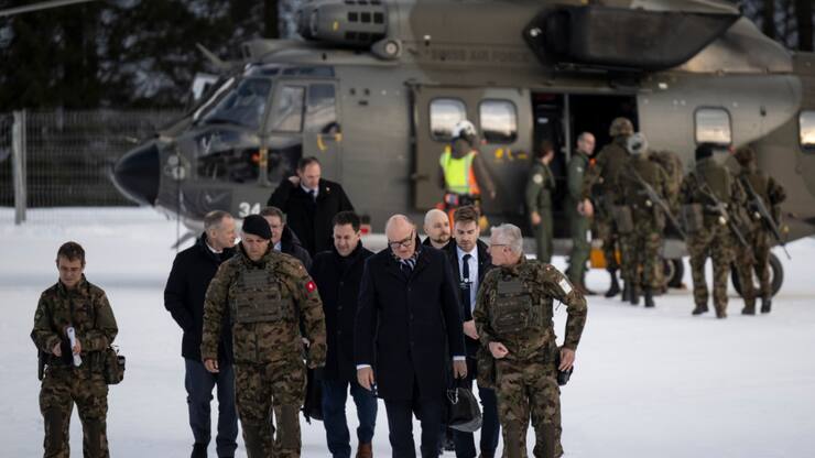 Bundesrat Martin Pfister (Bildmitte) besucht gemeinsam mit dem Chef der Armee, Korpskommandant Benedikt Roos (Dritter von links), begleitet.