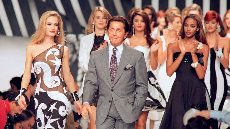 Le styliste Valentino Garavani, ici au centre photographié en 1991, est décédé à l'âge de 93 ans (archives).