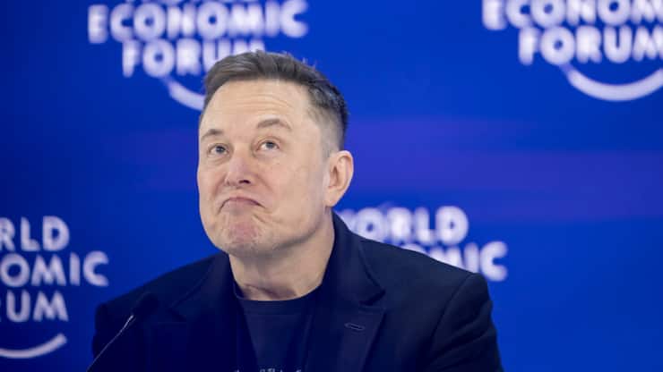 Elon Musk optimiste sur le calendrier pour le déploiement des robots Optimus.