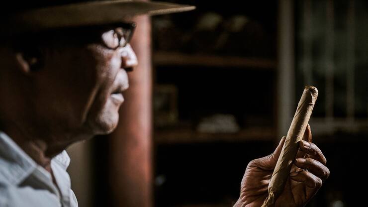Un homme roule un cigare dans le shop de Tres Hermanos qui produit des cigares hauts de gammes dans un musÃ©e dÃ©diÃ© au Rhum, le mercredi 27 septembre 2023 Ã  Puerto Plata en RÃ©publique Dominicaine. (Â© Gabriel Monnet)