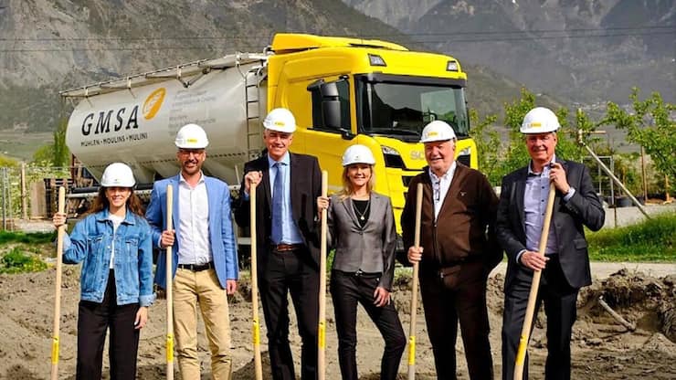 Darbellay et Céline Amaudruz, présidente de GMSA (au centre), étaient présents lors de la pose de la première pierre du nouveau moulin de Riddes (VS).