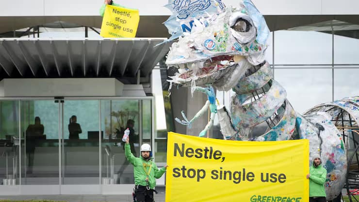 Activistes de Greenpeace devant le siège de Nestlé.