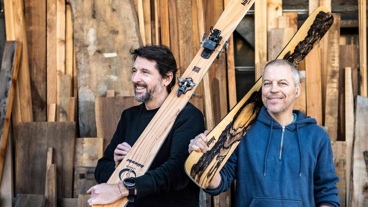 Jean-Michel Perren (à dr.) et Thibaut Preisig produisent quelques dizaines de paires par an.