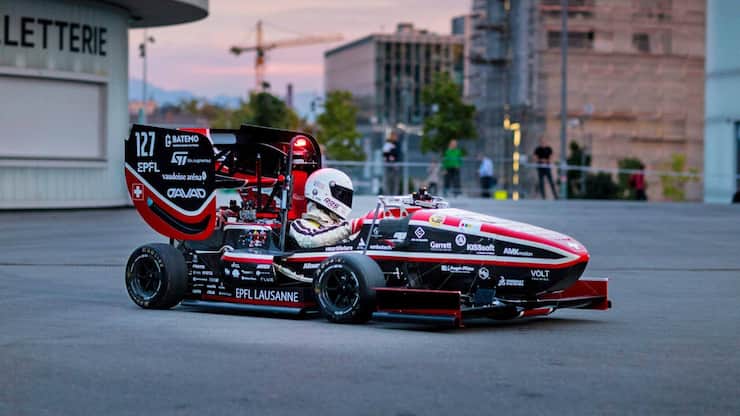 En 2024, l’objectif est d’optimiser la voiture précédente, baptisée Ariane, et d’avoir davantage de temps de tests. Pesant 243 kilos, elle peut atteindre 115 km/h et accélérer à 100 km/h en 2,5 secondes. Elle est munie d’une monocoque complète en carbone,