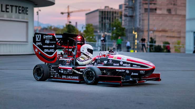 En 2024, l’objectif est d’optimiser la voiture précédente, baptisée Ariane, et d’avoir davantage de temps de tests. Pesant 243 kilos, elle peut atteindre 115 km/h et accélérer à 100 km/h en 2,5 secondes. Elle est munie d’une monocoque complète en carbone, de quatre roues motrices et d’une batterie de 9,3 kWh.