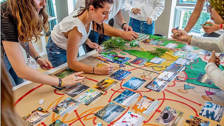 L’association est fondée officiellement en 2018, après trois ans de mise au point. Les ateliers ont essaimé dans 157 pays, dans 45 langues, au travers de plus de 70 000 bénévoles.