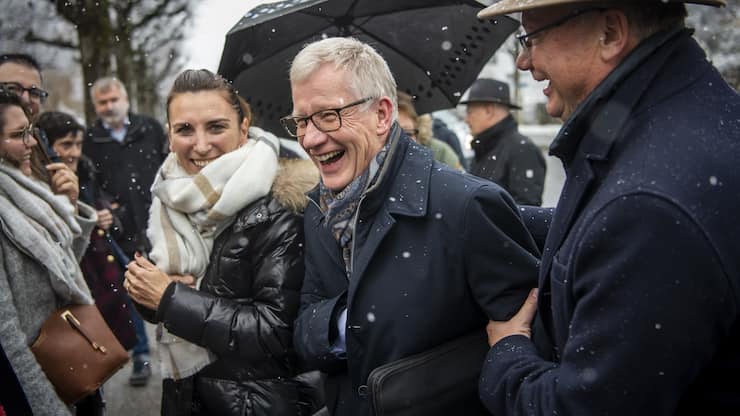 Le conseiller d'Etat fribourgeois Jean-Pierre Siggen, du parti Le Centre, reagit lors du deuxieme tour des elections cantonales fribourgeoises le dimanche 28 novembre 2021 a Frigourg. (KEYSTONE/Jean-Christophe Bott)