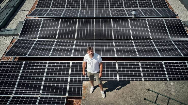 Marc Muller, fondateur d’Impact Living, sur les toits d’un des projets de rénovation chapeautée par sa société