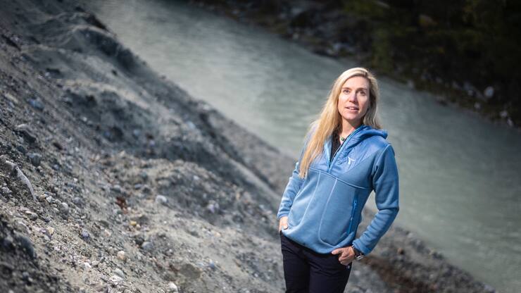 Portrait de Andrea SHERPA-ZIMMERMANNco-founder & CEO de WILD YAK EXPEDITIONS et WILD YAK LUXURY. RÃ©alisÃ©  au bord de la Borgne de Sion pour PME Magasine. (Â©Louis Dasselborne)