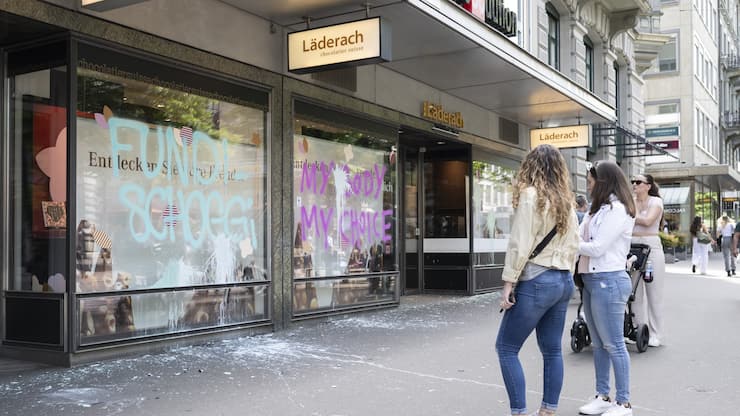 Des graffitis sur la vitrine du magasin de la Bahnhofstrasse de Zurich lors du 1er mai 2024. En 2020, le propriétaire du confiseur avait exprimé son opposition à l’avortement et aux droits LGBT.