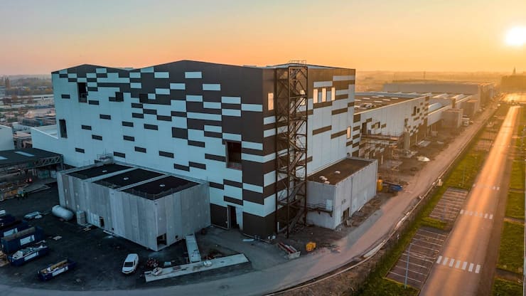 ACC, une co-entreprise française fondée par Stellantis, Mercedes, Saft et TotalEnergies, a inauguré sa première gigafactory de batteries fin 2023.