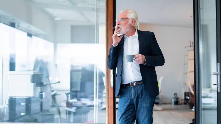 Les fumeurs passent environ cinq minutes à l'air libre par cigarette fumée. 