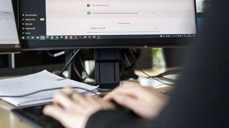 Toutes les entreprises n'autorisent pas l’utilisation de chat GPT sur le lieu de travail. Pourtant, un grand nombre de collaborateurs suisses recourent à ce programme.