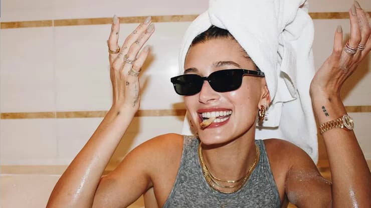 Hailey Bieber avec sa Datejust de Rolex. 