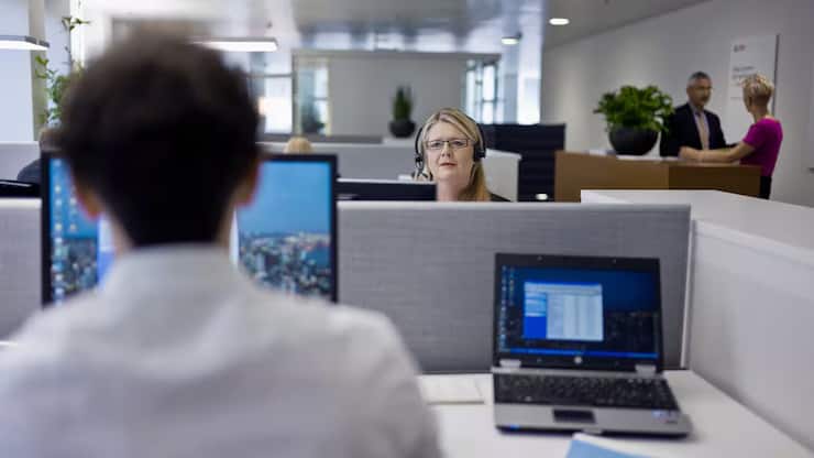 Le téléphone est toujours moins populaire.