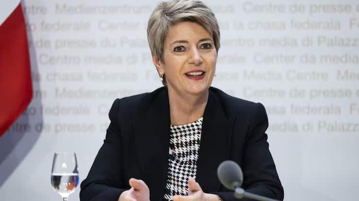 Karin Keller-Sutter veut taxer les capitaux des rentes.