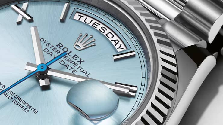 La Day-Date, première montre-bracelet qui, en plus de la date, affichait le jour de la semaine en toutes lettres dans une petite fenêtre.