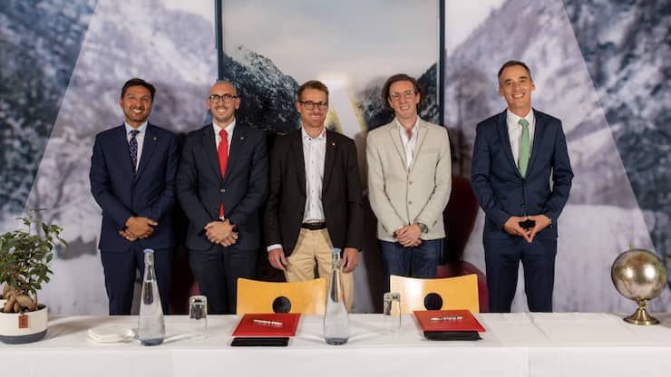 De gauche à droite: Bilal Hassan, Senior Lecturer à Les Roches Crans-Montana, Giovanni Odaglia, directeur général à Les Roches Crans-Montana, Simon Wiget, directeur de Verbier Tourisme, Christopher Meignier, président de HCommunity Foundation, et Florent Varanne, Head of Business Solutions Development chez Sommet Education.