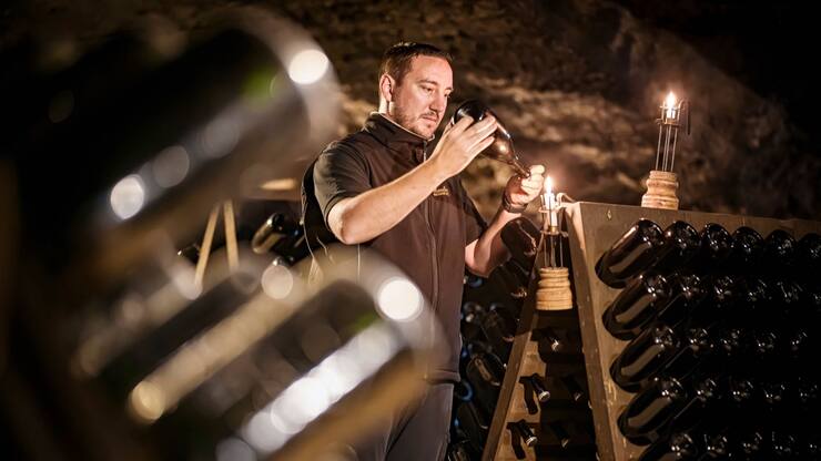 A Neuchâtel, la famille Mauler élabore des mousseux dans le prieuré Saint-Pierre de Môtiers