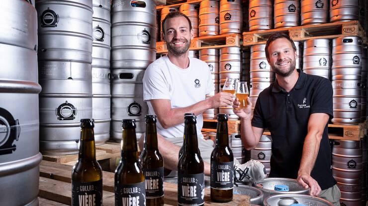 Le vigneron Raphaël Sordet (droite) et le brasseur de la brasserie Capt'aine Mousse Manu Bachelard avec leur «vière» mélange de bière et de vin.