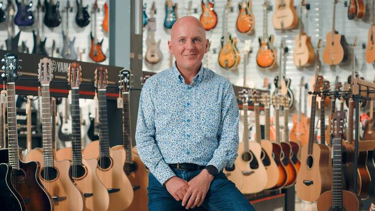 Alexandre Boullard de Boullard Musique SA devant ses guitares