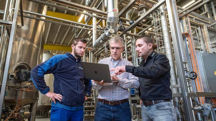 Yvan Jacquat (au centre) est le fondateur et CEO de GradeSens.