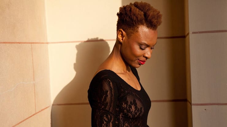 Sylvie Makela dirige Tribus Urbaines, des salons de coiffure spécialisés dans les cheveux texturés (boulés, frisés, crépus, afro) qu’elle a cofondée en 2017 et dont elle est actionnaire majoritaire.