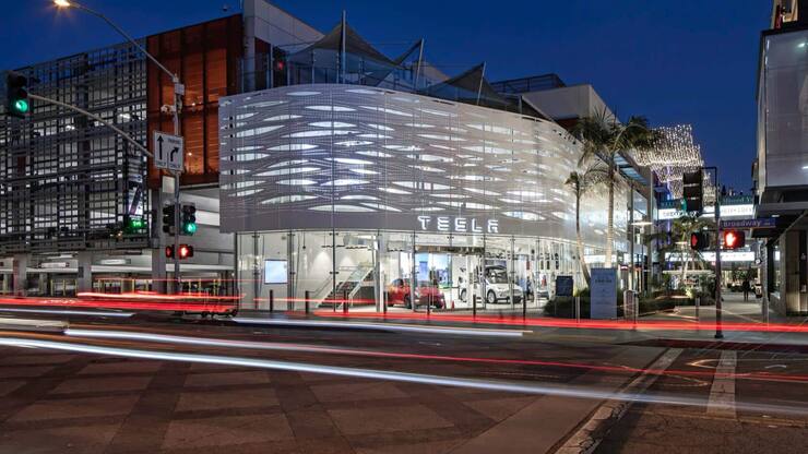 Le constructeur de véhicules électriques, dirigé par Elon Musk depuis 2008, a bouleversé les codes du marché de l’automobile, notamment en s’implantant dans le monde entier en plein centre-ville.