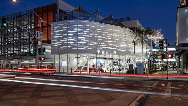 Le constructeur de véhicules électriques, dirigé par Elon Musk depuis 2008, a bouleversé les codes du marché de l’automobile, notamment en s’implantant dans le monde entier en plein centre-ville.