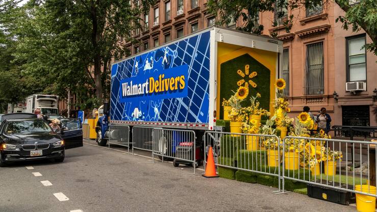 <p>Un camion portant l'enseigne Walmart à New York.</p>