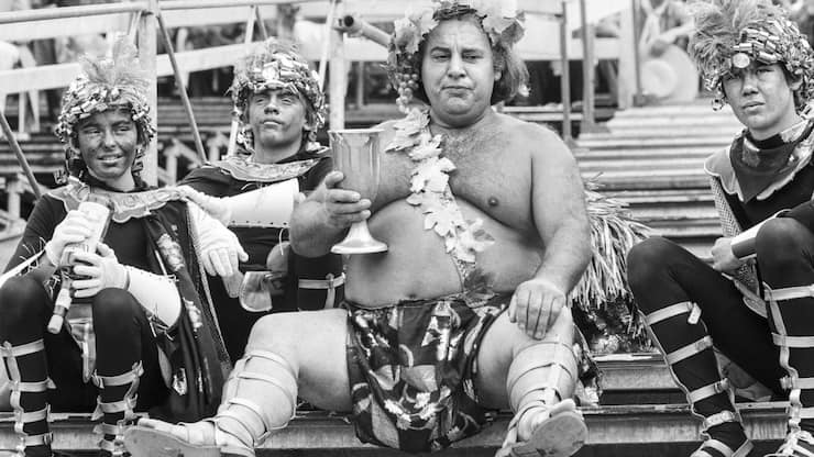 En 1977, lors de la Fête des Vignerons à Vevey (VD), Bacchus, incarné par François Commend, célèbre la vigne en levant sa coupe.