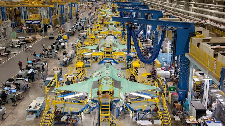 Dans l’usine Lockheed Martin de Fort Worth (Texas), des ouvriers assemblent le fuselage avant du chasseur F‑35 Joint Strike Fighter.