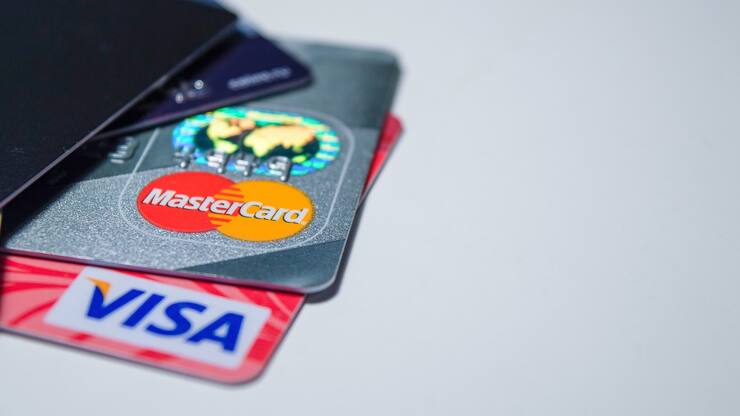 Commissions trop élevées pour les nouvelles cartes de débit Mastercard et Visa