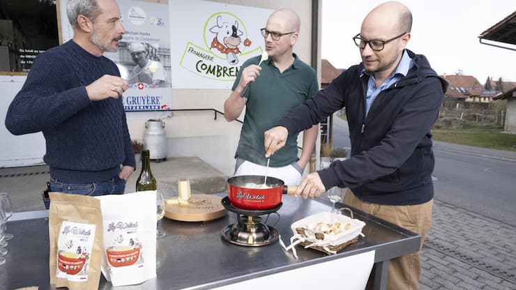 Devant la fromagerie à Combremont-le-Petit (VD), Patrick Tacchini, le fromager Michael Hanke et Jacques Martinez (de gauche à droite) dégustent une Welsch Bleue.