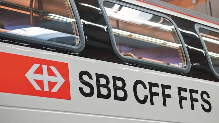 SCHWEIZ OLTEN SBB FAHRZEUGE IC2000 INTERCITY