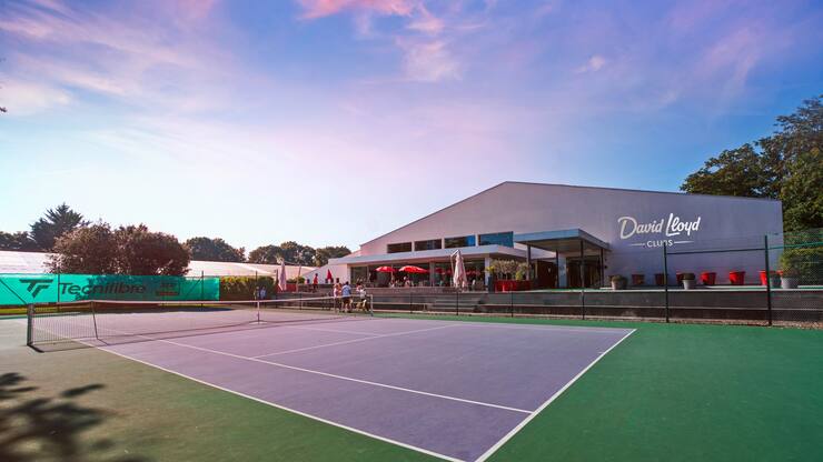 <p>Situé à Bellevue, le Country Club Geneva a été repris par la société anglaise <span>David Lloyd Leisure </span>en 2020, qui a investi plus de 15 millions de francs pour le transformer de fond en comble. </p>