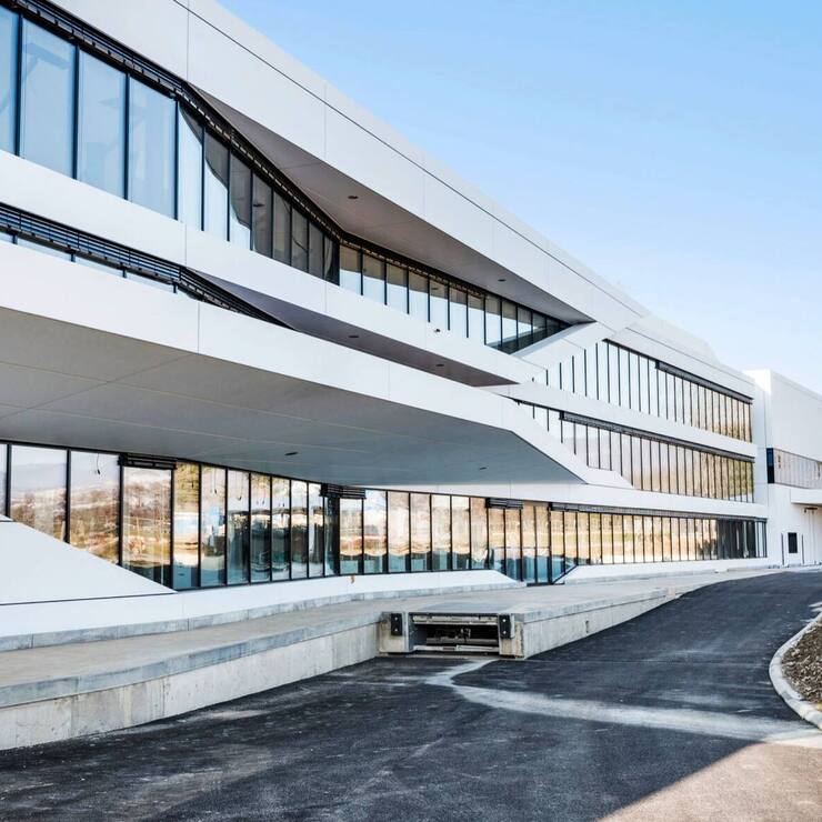 Cytiva a inauguré le 31 mai 2022, à Grens (VD), son nouveau site de production de 7400 m2, qui peut accueillir 250 salariés.