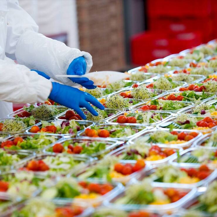 Avec un chiffre d’affaires de 8 milliards de francs en 2022 et plus de 11 000 collaborateurs, Fenaco est le numéro trois de la distribution derrière Coop et Migros.