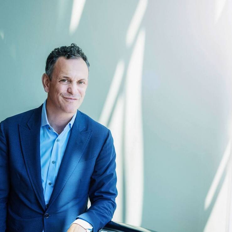 Formé comme physiothérapeute, Marcel Napierala  a fondé Medbase en 2001, dont la majorité des parts sera racheté par Migros en 2011.