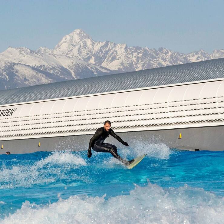 Alaïa Bay, Sion. Bassin de surf avec des vagues artificielles ici Adam Bonvin directeur du groupe Alaïa et  concepteur du centre de surf