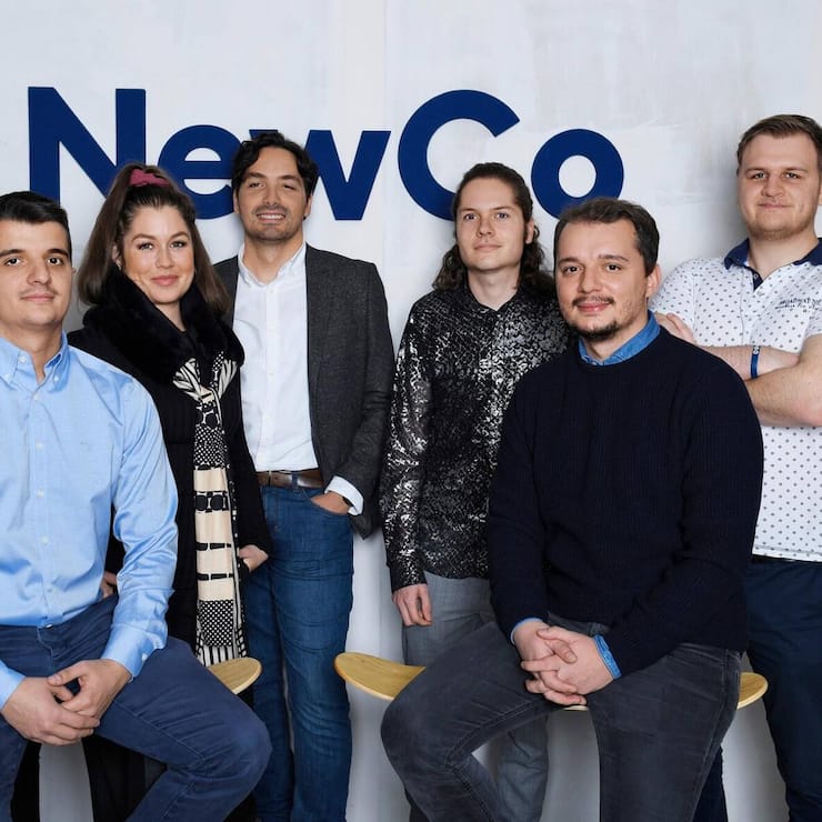 L’équipe de NewCo (de g. à dr.): Eveline Suter, Qazim Ademi, Isabelle van den Berg, Amant Fejzullahu, Luka Ramseyer, Flamur Ademi et Joel Lang. La start-up legaltech a des bureaux à Lausanne, à Berne et à Lachsen (SZ).