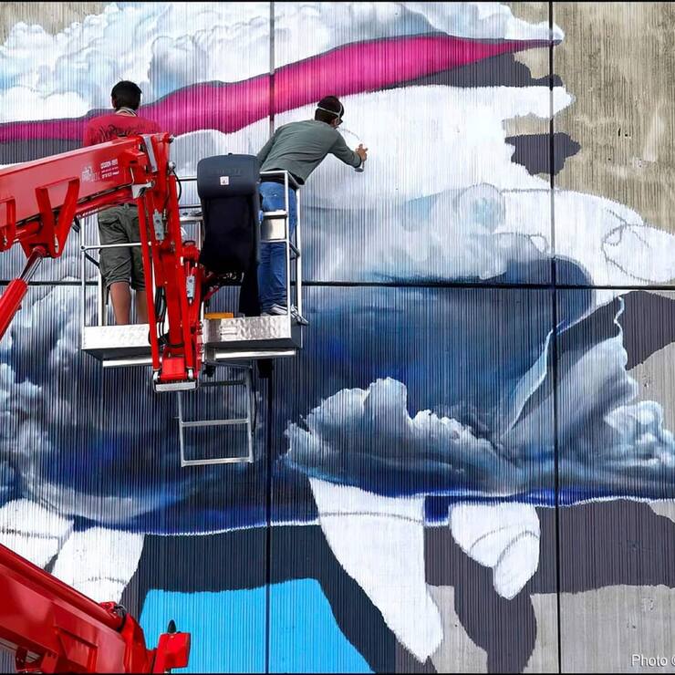 Ci-dessous, le duo d’artistes suisses Nevercrew réalise une fresque murale lors du Vision Art Festival de Crans-Montana en 2015.