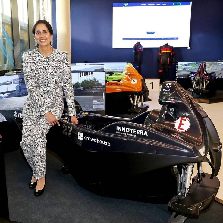 Après avoir dirigé l’écurie de formule 1 Sauber, Monisha Keltenborn est à la tête depuis 2019 de Racing Unleached, une société zougoise  de course automobile virtuelle.