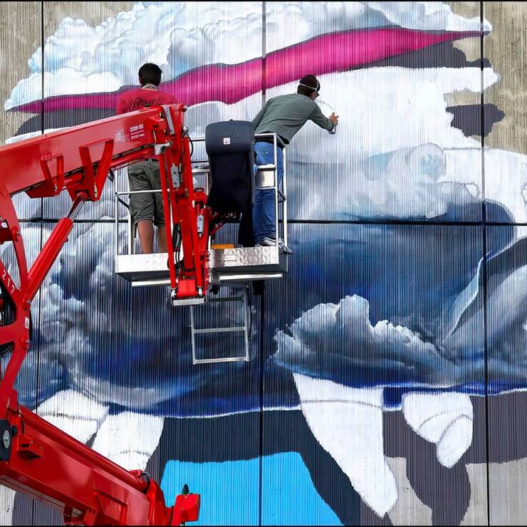 Ci-dessous, le duo d’artistes suisses Nevercrew réalise une fresque murale lors du Vision Art Festival de Crans-Montana en 2015.