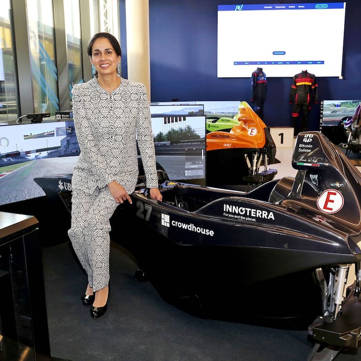Après avoir dirigé l’écurie de formule 1 Sauber, Monisha Keltenborn est à la tête depuis 2019 de Racing Unleached, une société zougoise  de course automobile virtuelle.