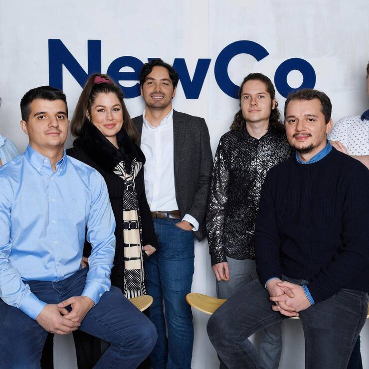L’équipe de NewCo (de g. à dr.): Eveline Suter, Qazim Ademi, Isabelle van den Berg, Amant Fejzullahu, Luka Ramseyer, Flamur Ademi et Joel Lang. La start-up legaltech a des bureaux à Lausanne, à Berne et à Lachsen (SZ).