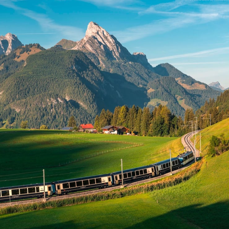 <p>Le GoldenPass Express relie, pour la première fois sans changement, les vignobles de Lavaux et les montagnes d’Interlaken.</p>