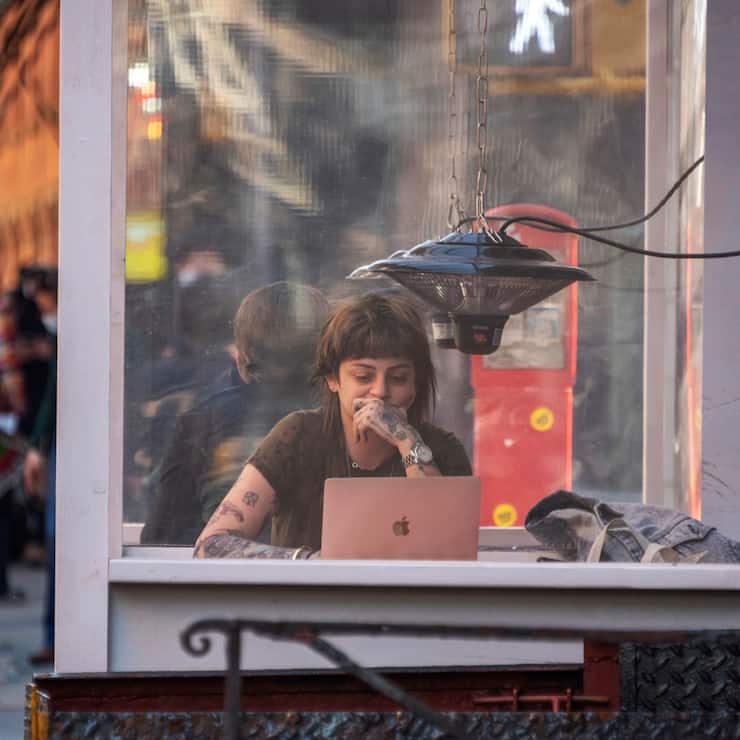 <p>La frontière entre travail et voyage sera de plus en plus floue. C’est l’un des constats du rapport «Hospitality Trends 2023» réalisé par Lionel Saul et Tatyana Tsukanova, assistant et associée de recherche à l’EHL.</p>